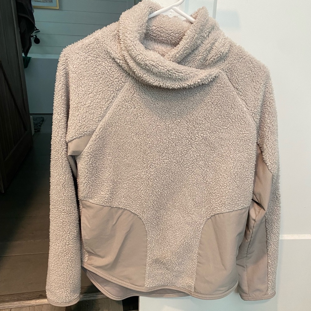 Nike XS Cream Sherpa Sweatshirt